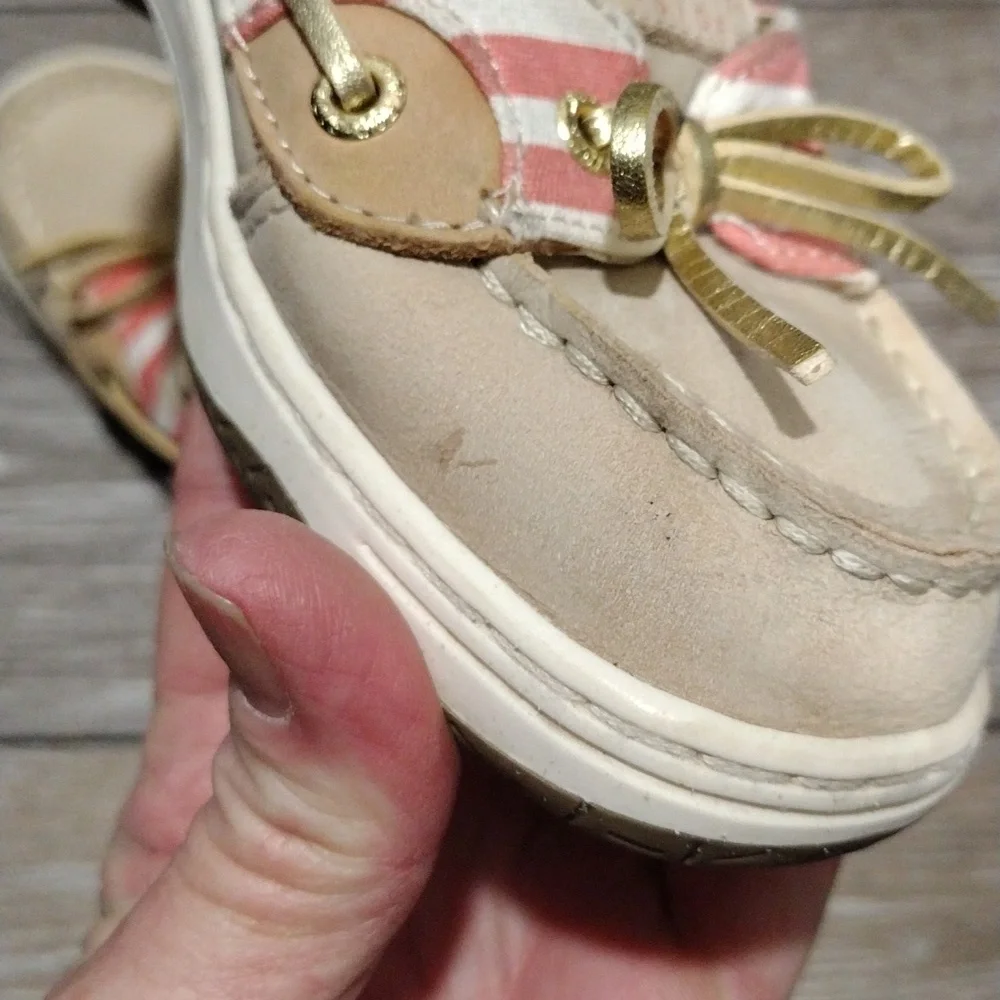 Sperry girls cream colored leather loafers with pink accents. Size 1.5 girls
